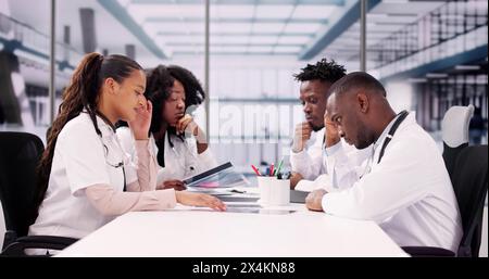 Noioso incontro medico di formazione in ospedale. Squadra non motivata Foto Stock
