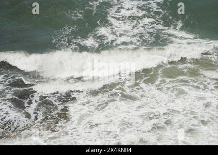 Mare Mediterraneo in primavera. Spiaggia sabbiosa deserta. Costa del Mediterraneo tra Herzliya e Netanya Towns, Israele. Foto Stock