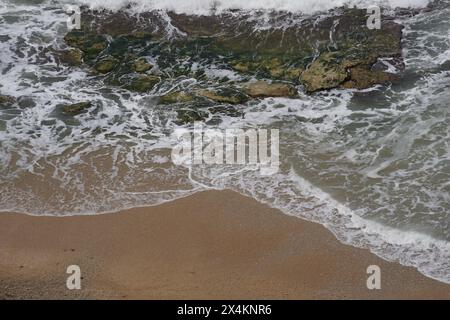 Mare Mediterraneo in primavera. Spiaggia sabbiosa deserta. Costa del Mediterraneo tra Herzliya e Netanya Towns, Israele. Foto Stock