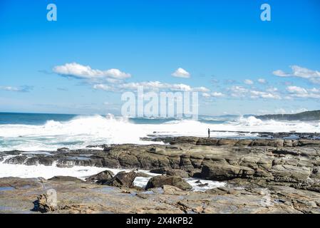 promontorio roccioso con enormi onde che si infrangono Foto Stock