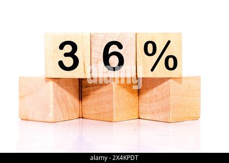 36% di testo su cubi di legno su sfondo bianco. Foto concettuale Foto Stock