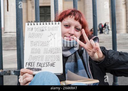 Una giovane donna con un'iscrizione su un taccuino, eravamo in giro per il Vietnam l'Iraq l'Algeria il Sudafrica, la Palestina libera. Dimostrazione a sostegno del popolo palestinese da parte di studenti provenienti da diversi campus, al Pantheon. Francia, Parigi, 3 maggio 2024. Fotografia di Patricia Huchot-Boissier / Collectif DyF. Foto Stock