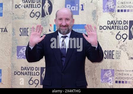 Roma, Italia. 3 maggio 2024. Antonio Albanese partecipa al Red carpet di premi David di Donatello 2024 presso lo Studio 5 Cinecittà. Credito: SOPA Images Limited/Alamy Live News Foto Stock