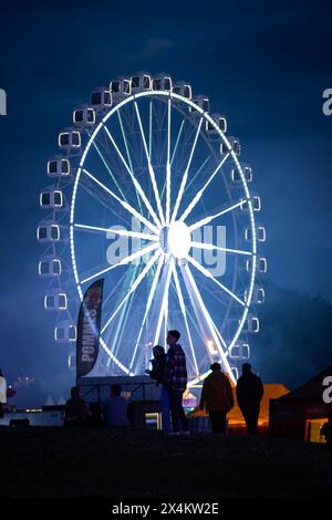 Rhein in Flammen 2024, Bonn, Rheinaue Ein Pärchen vor dem Riesenrad -- am Bonner Rheinufer und in der Rheinaue findet vom 3. bis 5. Mai 2024 das Open Air Festival Rhein in a Flammen statt. Es gibt stars aus verschiedenen Musikrichtungen auf mehreren Bühnen. Freitags sind 90er Künstler auf der Mainstage, Samstag eher kölsche und Party-Bands, sonntags gibt es Familienprogramm. Der Kölner Club Bootshaus präsentiert an allen drei Tagen elektronische Musik. Evidenzia ist das musiksynchrone Feuerwerk am Samstagabend, das erstmals auch eine Drohnen-Show beinhaltet. Bonn Rheinaue Bonn NRW Deutschland ** Foto Stock