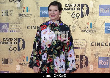 Roma, Italia. 3 maggio 2024. Isabella Rossellini partecipa al Red carpet di premi David di Donatello 2024 presso lo Studio 5 Cinecittà. Credito: SOPA Images Limited/Alamy Live News Foto Stock