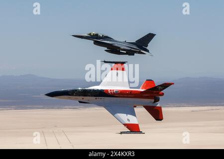 Il Segretario dell'Aeronautica Frank Kendall vola sull'X-62 VISTA nei cieli sopra la Edwards Air Force base, California, 2 maggio. (Foto Air Force di Ric Foto Stock