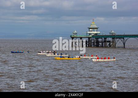 Regata del club di canottaggio della costa di Clevedon in una giornata di sole Foto Stock