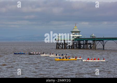 Regata del club di canottaggio della costa di Clevedon in una giornata di sole Foto Stock