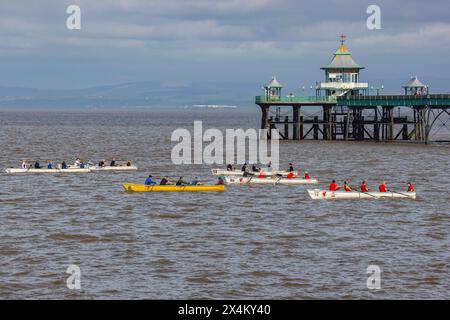 Regata del club di canottaggio della costa di Clevedon in una giornata di sole Foto Stock