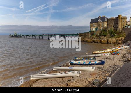 Le barche della regata del Clevedon Coastal Rowing Club si sono spostate sulla spiaggia Foto Stock