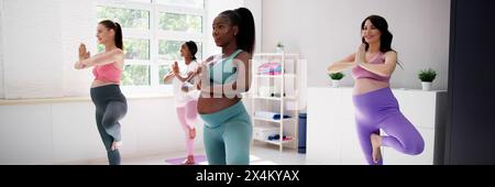 Gruppo di donne incinte che meditano in una lezione di yoga Foto Stock