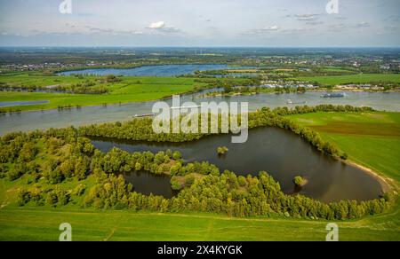 Luftbild, Rheinvorland Perrich mit SEE und bewaldeter Uferbereich, Rheinaue, Binnenschifffahrt auf dem Fluss Rhein, hinten der Yachthafen Wesel und der Auesee, Perrich, Wesel, Niederrhein, Nordrhein-Westfalen, Deutschland ACHTUNGxMINDESTHONORARx60xEURO *** Vista aerea, Renania Perrich con lago e sponda boscosa, pianura alluvionale del Reno, navigazione interna sul fiume Reno, dietro il porto turistico Wesel e Auesee, Perrich, Wesel, bassa Renania, Renania settentrionale-Vestfalia, Germania ATTENTIONxMINDESTHONORARx60xEURO Foto Stock