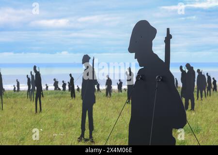 Frankreich, Normandie, Gedenken an den 80. Jahrestag des D-Day und der Schlacht um die Normandie Operation Overlord ,Das British Normandy Memorial steht etwas außerhalb des Dorfes Ver-sur-Mer mit Blick auf Gold Beach, einem der beiden Strände, an denen britische Streitkräfte am 6. Juni 1944 landeten D-Day. SIE zeichnet die Namen aller unter britischem Kommando stehen auf, die zwischen dem 6. und 31. Agosto 1944 a der Normandie ums Leben kamen. 1,475 Silhouetten als Hommage an die Soldaten des D-Day Ver-Sur-Mer Ein Blick auf die Standing with Giants-Silhouetten, Die for Your Tomorrow-Insta Foto Stock