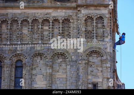 Exeter, Devon, Regno Unito. 4 maggio 2024. Exeter, Devon, Regno Unito. I coraggiosi amanti dell'avventura scendono lungo la torre nord della cattedrale di Exeter. La giornata di divertimento per la raccolta fondi della Cattedrale di Exeter si svolge a sostegno dello sviluppo della Cattedrale di Exeter degli anni '2020. Crediti: Nidpor/Alamy Live News Foto Stock