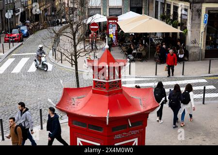 Porto, Portogallo - 3 aprile 2023: Largo de Mompilher Foto Stock