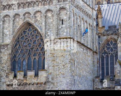 Exeter, Devon, Regno Unito. 4 maggio 2024. Exeter, Devon, Regno Unito. I coraggiosi amanti dell'avventura scendono lungo la torre nord della cattedrale di Exeter. La giornata di divertimento per la raccolta fondi della Cattedrale di Exeter si svolge a sostegno dello sviluppo della Cattedrale di Exeter degli anni '2020. Crediti: Nidpor/Alamy Live News Foto Stock