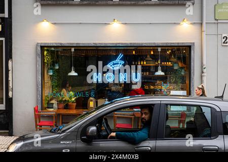 Porto, Portogallo - 3 aprile 2023: Ristorante Honu dalla strada Foto Stock