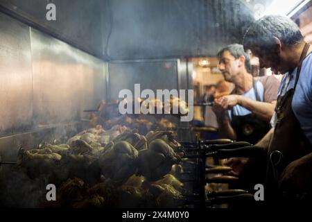Porto, Portogallo - 03 aprile 2023 : pollo arrosto Foto Stock