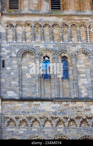 Exeter, Devon, Regno Unito. 4 maggio 2024. Exeter, Devon, Regno Unito. I coraggiosi amanti dell'avventura scendono lungo la torre nord della cattedrale di Exeter. La giornata di divertimento per la raccolta fondi della Cattedrale di Exeter si svolge a sostegno dello sviluppo della Cattedrale di Exeter degli anni '2020. Crediti: Nidpor/Alamy Live News Foto Stock