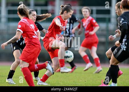 Woluwe, Belgio. 3 maggio 2024. Leila Seret (22) di Charleroi nella foto difendendo su Celine Verdonck (27) di Woluwe durante una partita di calcio femminile tra FC Femina White Star Woluwe e Sporting du Pays de Charleroi il 6° e ultimo giorno di partita in Play Off 2 della stagione 2023 - 2024 del belga lotto Womens Super League, sabato 3 maggio 2024 a Woluwe, BELGIO . Crediti: Sportpix/Alamy Live News Foto Stock
