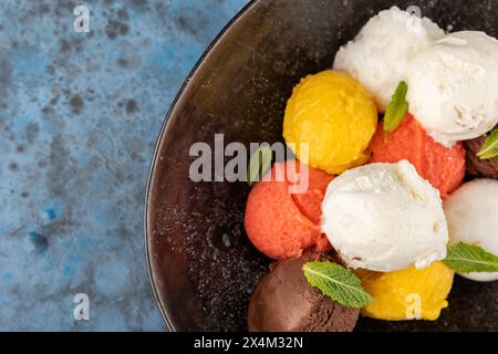 Gelato assortito. palline colorate per gelato sulla plare su sfondo blu. Vista dall'alto, copia spazio Foto Stock