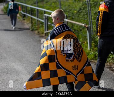 Un fan di Hull City che arriva prima della partita durante il match per il titolo Sky Bet a Home Park, Plymouth. Data foto: Sabato 4 maggio 2024. Foto Stock