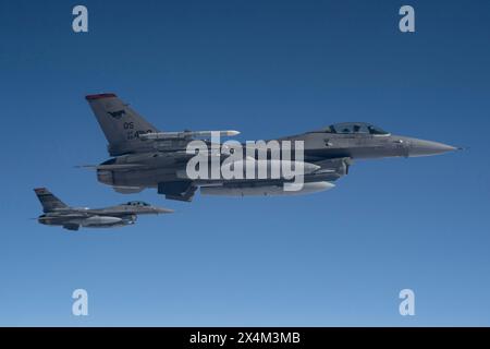 Due Fighting Falcons della U.S. Air Force assegnati al 36th Fighter Squadron, Osan Air base, Corea del Sud, volano a fianco di un KC-135 Stratotanker assegnato Foto Stock