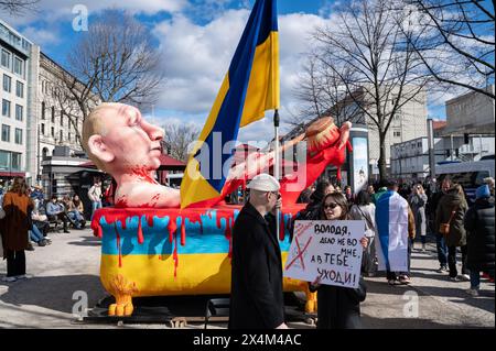 17.03.2024, Berlino, Germania, Europa - migliaia di persone protestano contro il Presidente russo Putin e la guerra di aggressione contro l'Ucraina. Foto Stock