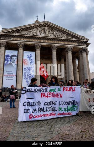 Gli studenti tengono uno striscione durante una protesta pro-Palestina guidata da studenti delle scuole superiori fuori dal Pantheon a Parigi. In segno di solidarietà con la Palestina, gli studenti delle scuole superiori e universitarie francesi si sono riuniti di fronte al Pantheon a Parigi, denunciando le violenze in atto a Gaza e chiedendo la fine di quello che hanno descritto come un genocidio. La pacifica protesta pro-palestinese è stata accolta con la presenza della polizia antisommossa, che ha anche gestito una vicina contro-protesta pro-Israele. Bandiere, cartelli e canti riempirono l'aria mentre entrambe le parti esprimevano le loro prospettive sull'attuale conflitto. Foto Stock