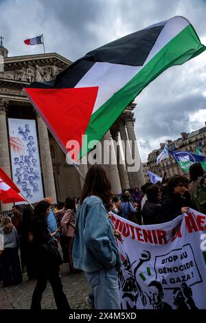 La bandiera palestinese è sventolata dagli studenti durante una protesta pro-Palestina guidata da studenti delle scuole superiori fuori dal Pantheon a Parigi. In segno di solidarietà con la Palestina, gli studenti delle scuole superiori e universitarie francesi si sono riuniti di fronte al Pantheon a Parigi, denunciando le violenze in atto a Gaza e chiedendo la fine di quello che hanno descritto come un genocidio. La pacifica protesta pro-palestinese è stata accolta con la presenza della polizia antisommossa, che ha anche gestito una vicina contro-protesta pro-Israele. Bandiere, cartelli e canti riempirono l'aria mentre entrambe le parti esprimevano le loro prospettive sull'attuale conflitto. Foto Stock