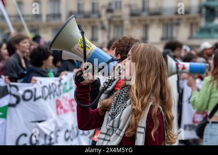 Un giovane studente francese guida la folla in una canzone di protesta durante una protesta pro-Palestina guidata da studenti delle scuole superiori fuori dal Pantheon a Parigi. In segno di solidarietà con la Palestina, gli studenti delle scuole superiori e universitarie francesi si sono riuniti di fronte al Pantheon a Parigi, denunciando le violenze in atto a Gaza e chiedendo la fine di quello che hanno descritto come un genocidio. La pacifica protesta pro-palestinese è stata accolta con la presenza della polizia antisommossa, che ha anche gestito una vicina contro-protesta pro-Israele. Bandiere, cartelli e canti riempirono l'aria mentre entrambi i lati esprimevano le loro prospettive sul cu Foto Stock