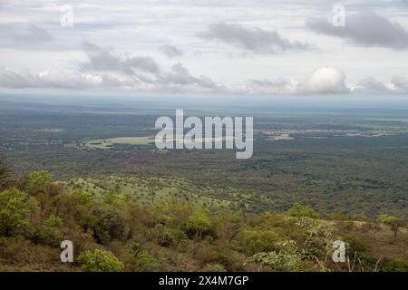 Una vista mozzafiato della valle di Omo in Etiopia mostra un vasto e lussureggiante paesaggio, con una tortuosa strada sterrata che si snoda attraverso la valle Foto Stock