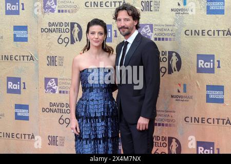 Barbara Ronchi e Alessandro tedeschi bei der 69. Verleihung der Filmpreise premi David di Donatello 2024 nei den CinecittÃ Studios. ROM, 03.05.2024 *** Barbara Ronchi e Alessandro tedeschi alla 69° premiazione del film David di Donatello 2024 presso gli studi CinecittÃ Roma, 03 05 2024 foto:XA.XM.xTinghinox/xFuturexImagex donatello 4476 Foto Stock