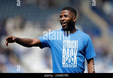 Il Kelechi Iheanacho di Leicester City si riscalda prima del calcio d'inizio indossando una t-shirt "Straight Back Up" prima della partita del campionato Sky Bet al King Power Stadium di Leicester. Data foto: Sabato 4 maggio 2024. Foto Stock