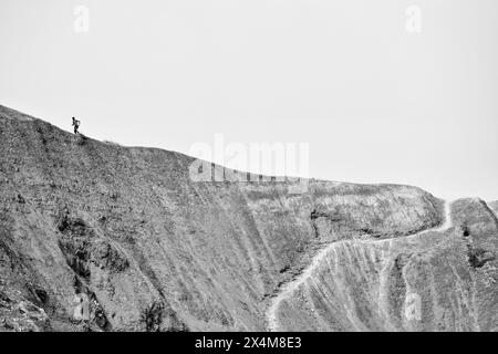 Isola di Malta, giovane uomo fare jogging a Gnejna Bay Foto Stock