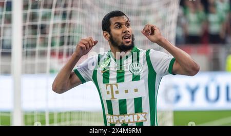 Budapest, Ungheria – 11 maggio 2022. Il centrocampista del Ferencvaros Aissa Laidouni celebra il gol di Zachariassen durante la finale di Coppa d'Ungheria 2021/22 Foto Stock