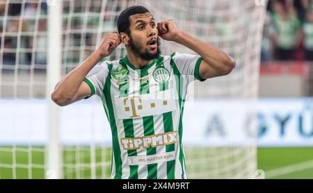 Budapest, Ungheria – 11 maggio 2022. Il centrocampista del Ferencvaros Aissa Laidouni celebra il gol di Zachariassen durante la finale di Coppa d'Ungheria 2021/22 Foto Stock