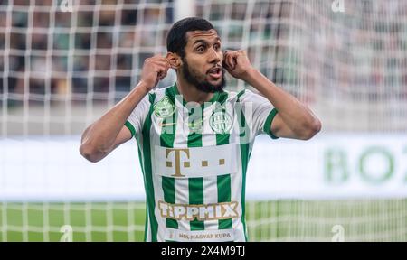 Budapest, Ungheria – 11 maggio 2022. Il centrocampista del Ferencvaros Aissa Laidouni celebra il gol di Zachariassen durante la finale di Coppa d'Ungheria 2021/22 Foto Stock