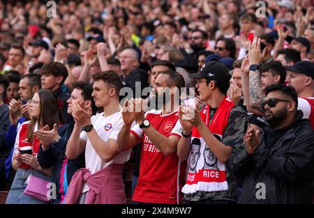 I tifosi applaudono al 14° minuto in memoria del quattordicenne Daniel Anjorin, morto a seguito dell'attacco con la spada nella zona est di Londra martedì, durante la partita di Premier League all'Emirates Stadium di Londra. Data foto: Sabato 4 maggio 2024. Foto Stock