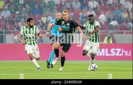 Budapest, Ungheria – 11 maggio 2022. Il centroback dei Paks Norbert Szelpal con i giocatori dei Ferencvaros Aissa Laidouni e Anderson Esiti durante la Coppa d'Ungheria 20 Foto Stock