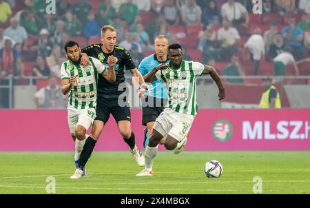 Budapest, Ungheria – 11 maggio 2022. Il centroback dei Paks Norbert Szelpal con i giocatori dei Ferencvaros Aissa Laidouni e Anderson Esiti durante la Coppa d'Ungheria 20 Foto Stock