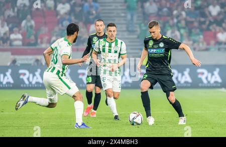 Budapest, Ungheria – 11 maggio 2022. Il centrocampista dei Paks Jozsef Windecker con i giocatori del Ferencvaros Aissa Laidouni e Lorand Paszka durante la Coppa d'Ungheria 202 Foto Stock