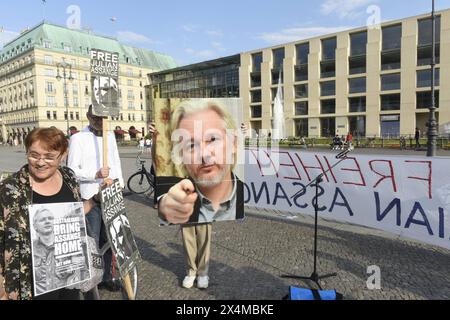 Mahnwache auf dem Pariser Platz vor dem Brandenburger Tor und der US-Botschaft für Julian Assange. *** Veglia su Pariser Platz di fronte alla porta di Brandeburgo e all'ambasciata degli Stati Uniti per Julian Assange Foto Stock