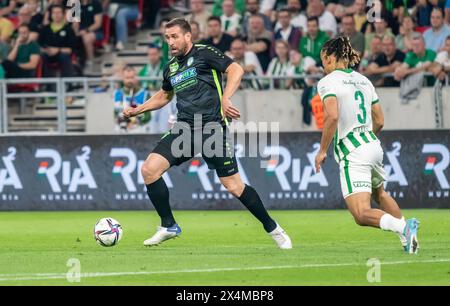 Budapest, Ungheria – 11 maggio 2022. Il difensore dei Ferencvaros Samy Mmaee e l'attaccante dei Paks Daniel Bode durante la finale di Coppa d'Ungheria 2021/22 Ferencvaros vs Foto Stock