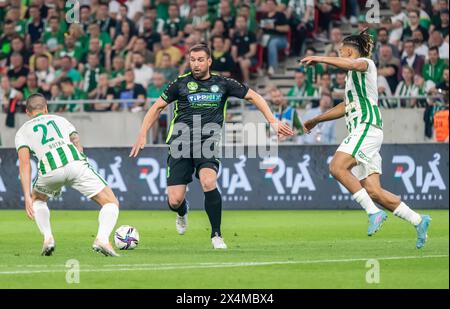 Budapest, Ungheria – 11 maggio 2022. L'attaccante dei Paks Daniel Bode contro i giocatori del Ferencvaros Endre Botka e Samy Mmaee durante la finale di Coppa d'Ungheria 2021/22 Foto Stock