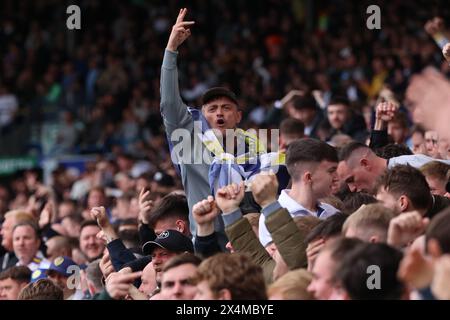 I tifosi del Leeds celebrano il primo gol della squadra durante la partita del campionato Sky Bet tra il Leeds United e il Southampton a Elland Road, Leeds, sabato 4 maggio 2024. (Foto: Pat Scaasi | mi News) crediti: MI News & Sport /Alamy Live News Foto Stock