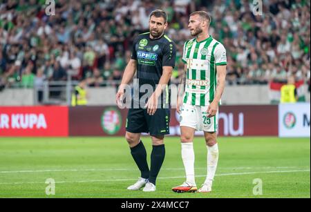 Budapest, Ungheria – 11 maggio 2022. L'attaccante dei Paks Daniel Bode e il difensore dei Ferencvaros Miha Blazic durante la finale di Coppa d'Ungheria 2021/22 Ferencvaros V Foto Stock