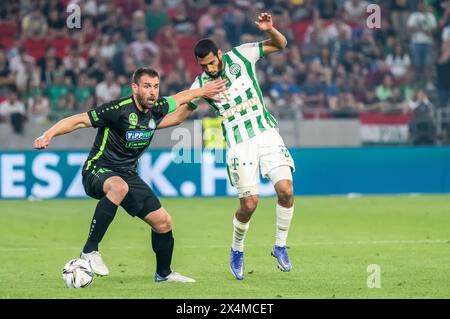 Budapest, Ungheria – 11 maggio 2022. L'attaccante dei Paks Daniel Bode e il centrocampista dei Ferencvaros Aissa Laidouni durante la finale di Coppa d'Ungheria 2021/22, Ferencva Foto Stock