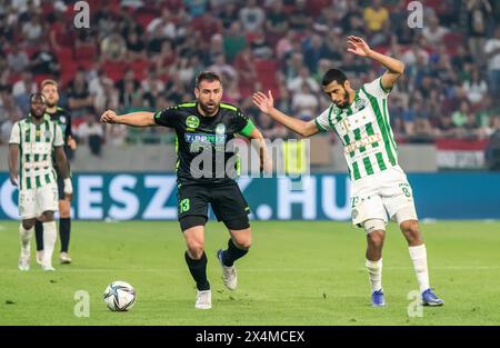 Budapest, Ungheria – 11 maggio 2022. L'attaccante dei Paks Daniel Bode e il centrocampista dei Ferencvaros Aissa Laidouni durante la finale di Coppa d'Ungheria 2021/22, Ferencva Foto Stock