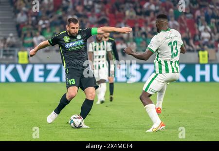 Budapest, Ungheria – 11 maggio 2022. L'attaccante dei Paks Daniel Bode e il centrocampista dei Ferencvaros Anderson siti durante la finale di Coppa d'Ungheria 2021/22 Ferencva Foto Stock